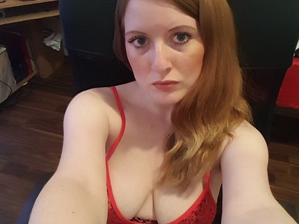 AuroraRed, 33 Jahre, Pornodarstellerin